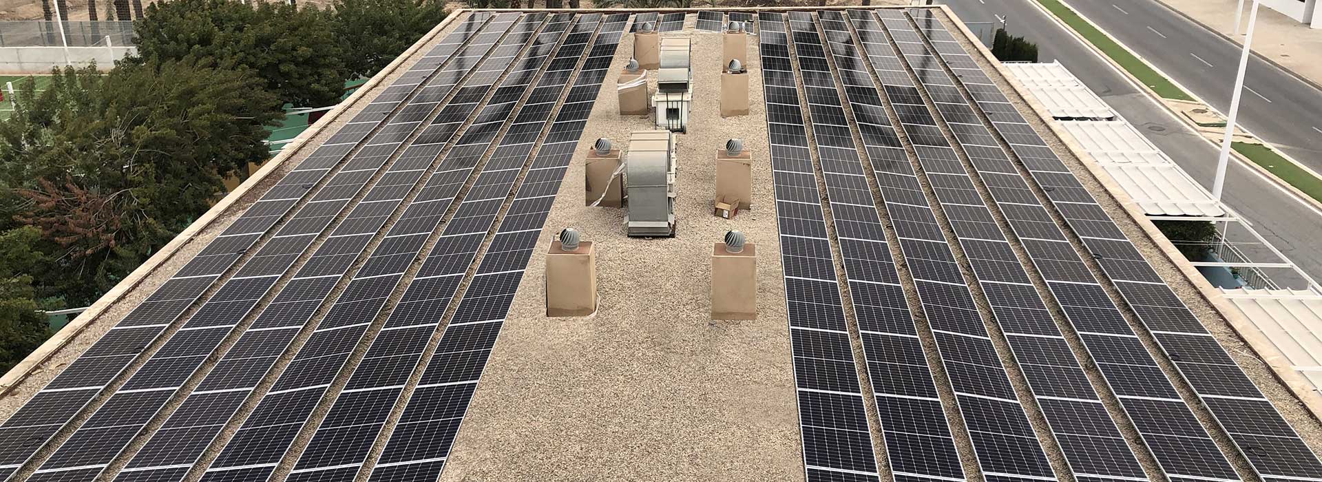 Placas solares en tejado de una comunidad energética renovable